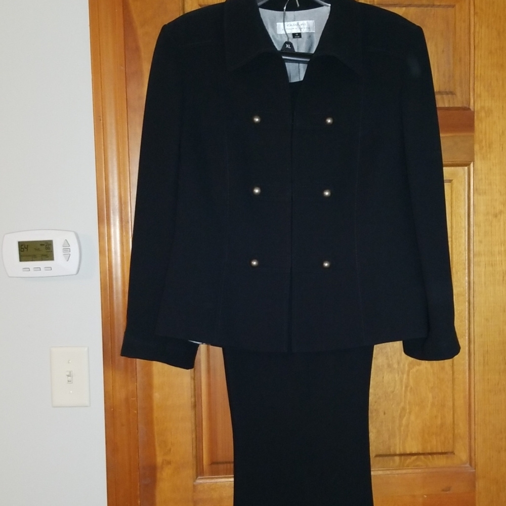 Tahari Women's suit, fully lined with nice detail
